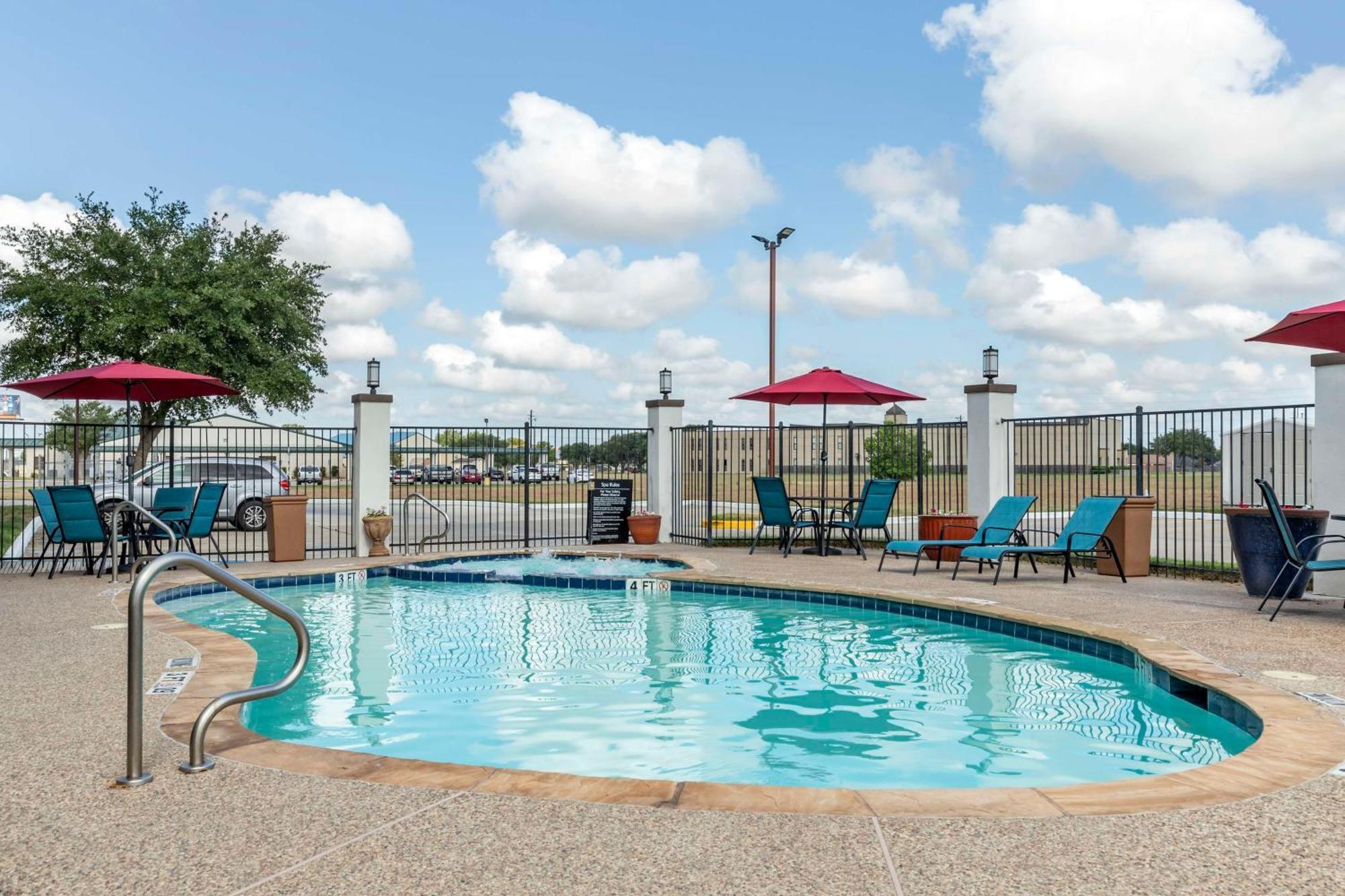 Best Western Plus Victoria Inn & Suites Exterior foto